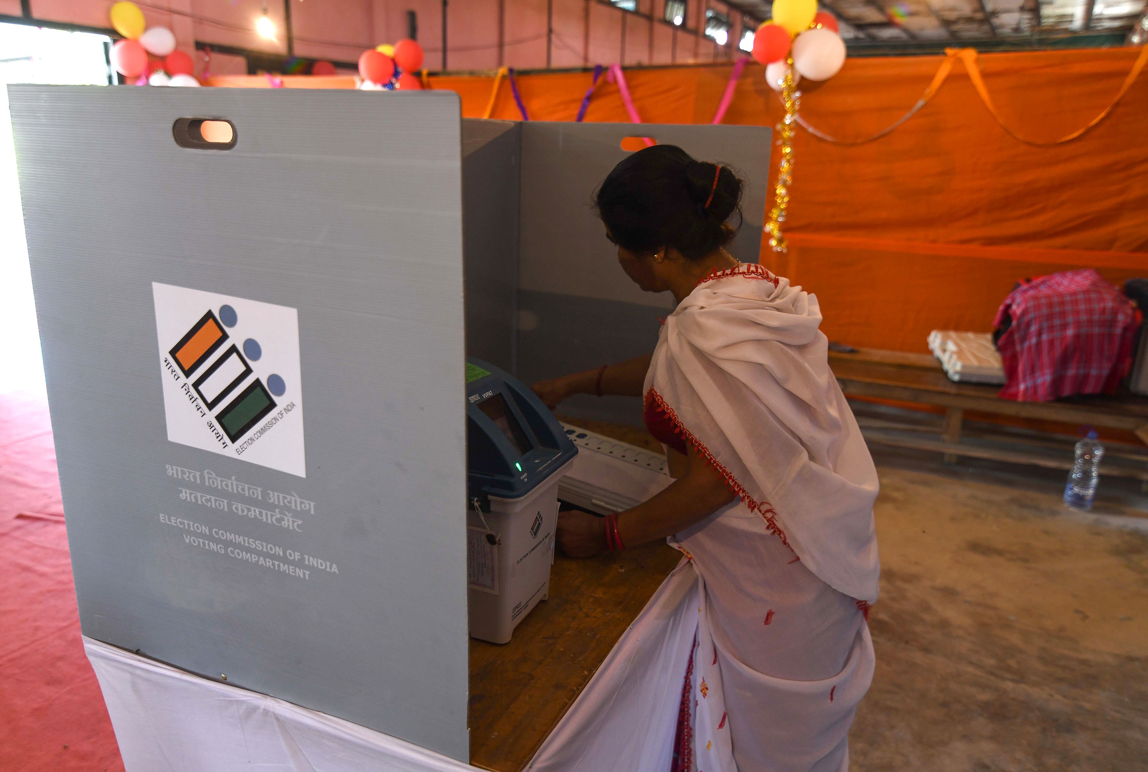 ایک خاتون ووٹ ڈالتے ہوئے۔ تصویر: اے ایف پی