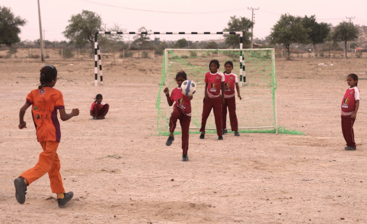 تھر فاؤنڈیشن کے زیر انتظام سکول میں فٹبال کھیلنے کا بھی انتظام ہے
