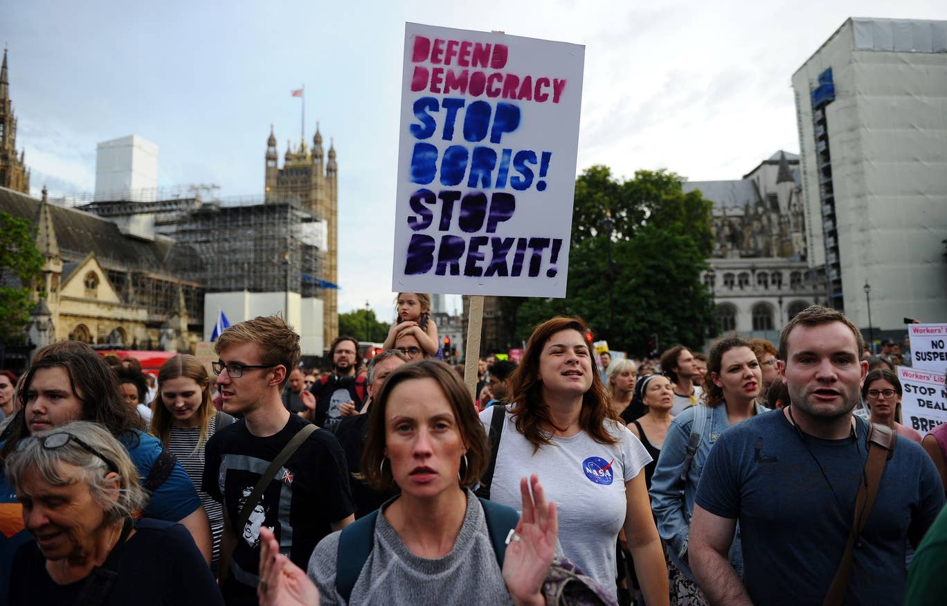 برطانیہ کے وزیر اعظم بورس جانس پہلے بھی بریگزٹ کے حوالے سے اپنے اقدامات پر عوامی احتجاج کا سامنا کر رہے ہیں۔ (اے پی)