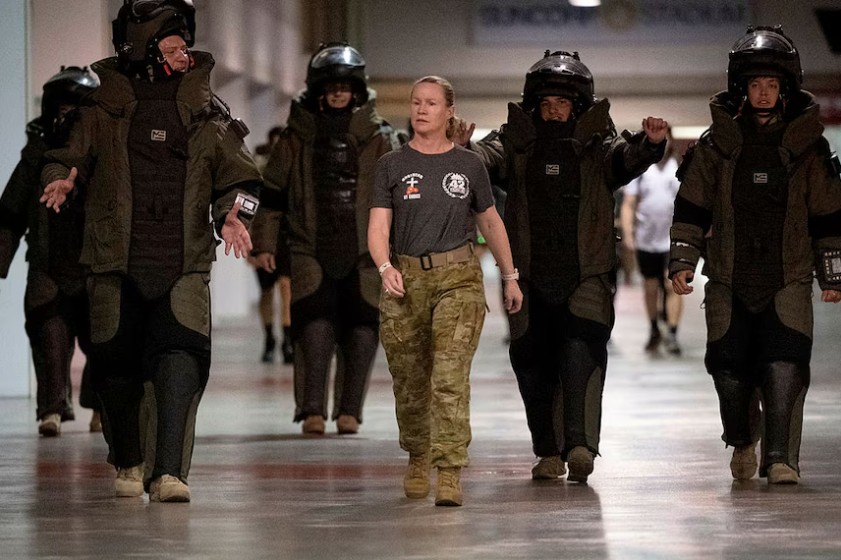 میجر جنرل کائل بم ڈسپوزل سوٹ میں ٹیم کے ساتھ، جو افغانستان میں مارے جانے والے فوجیوں کی یاد میں ایک تقریب میں شریک ہیں (فراہم کردہ: آسٹریلوی دفاعی فورس)