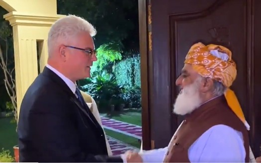 امریکی سفارت کار زکری ہارکن رائیڈر کی جے یو آئی سربراہ مولانا فضل الرحمان کی اسلام آباد میں رہائش گاہ آمد