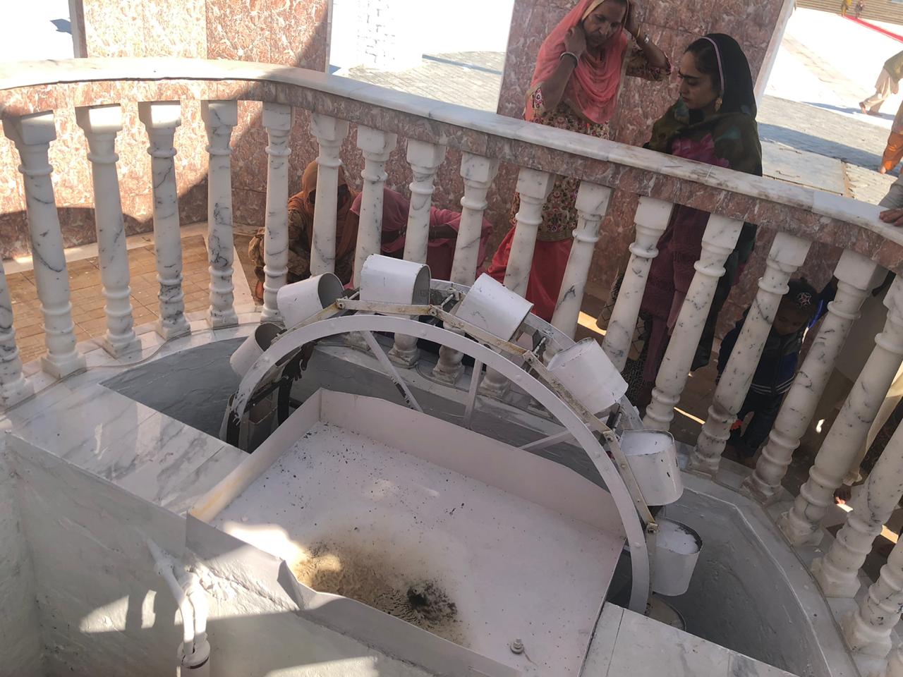 بابا گرونانک اس کنوئیں سے پانی پیتے تھے اور آج سکھ یاتری یہاں سے فیض یاب ہوتے ہیں (مونا خان/انڈپینڈنٹ اردو)