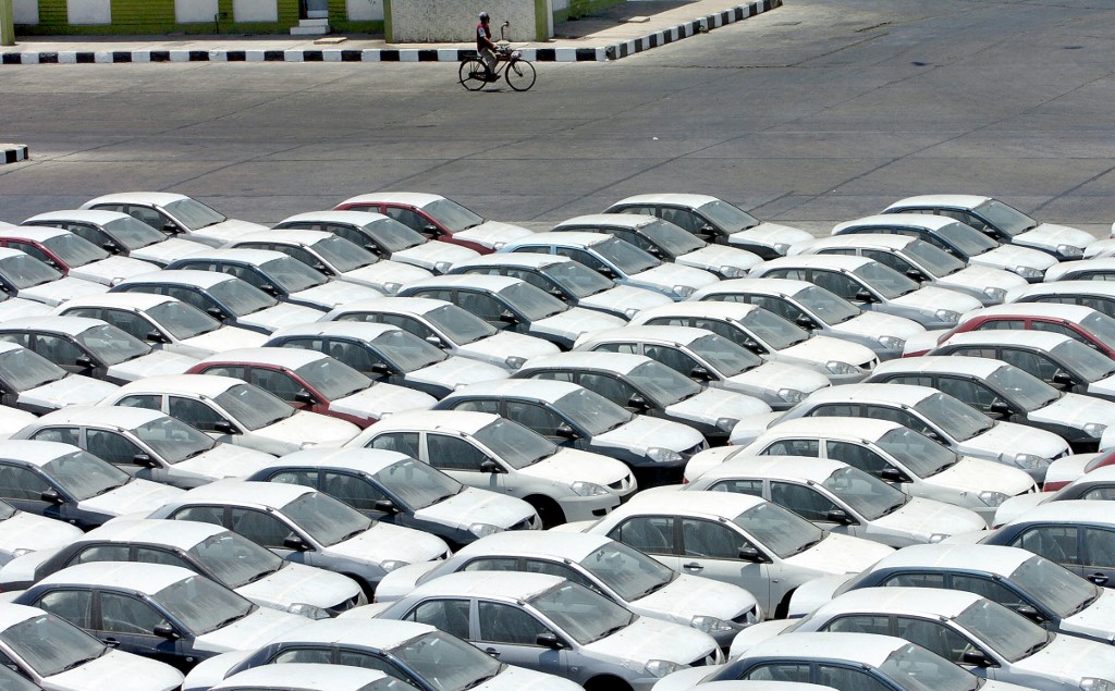 گاڑیوں کی درآمد پر پابندی: کیا پاکستان میں قیمتیں پھر بڑھیں گی؟
