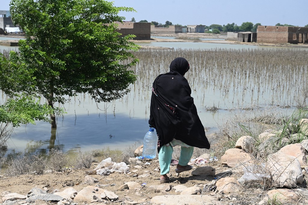 Rajanpur Floods Woman.jpg