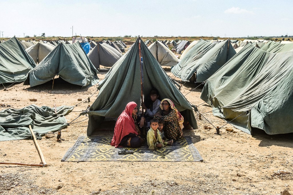 pakistan floods relief camp.jpg