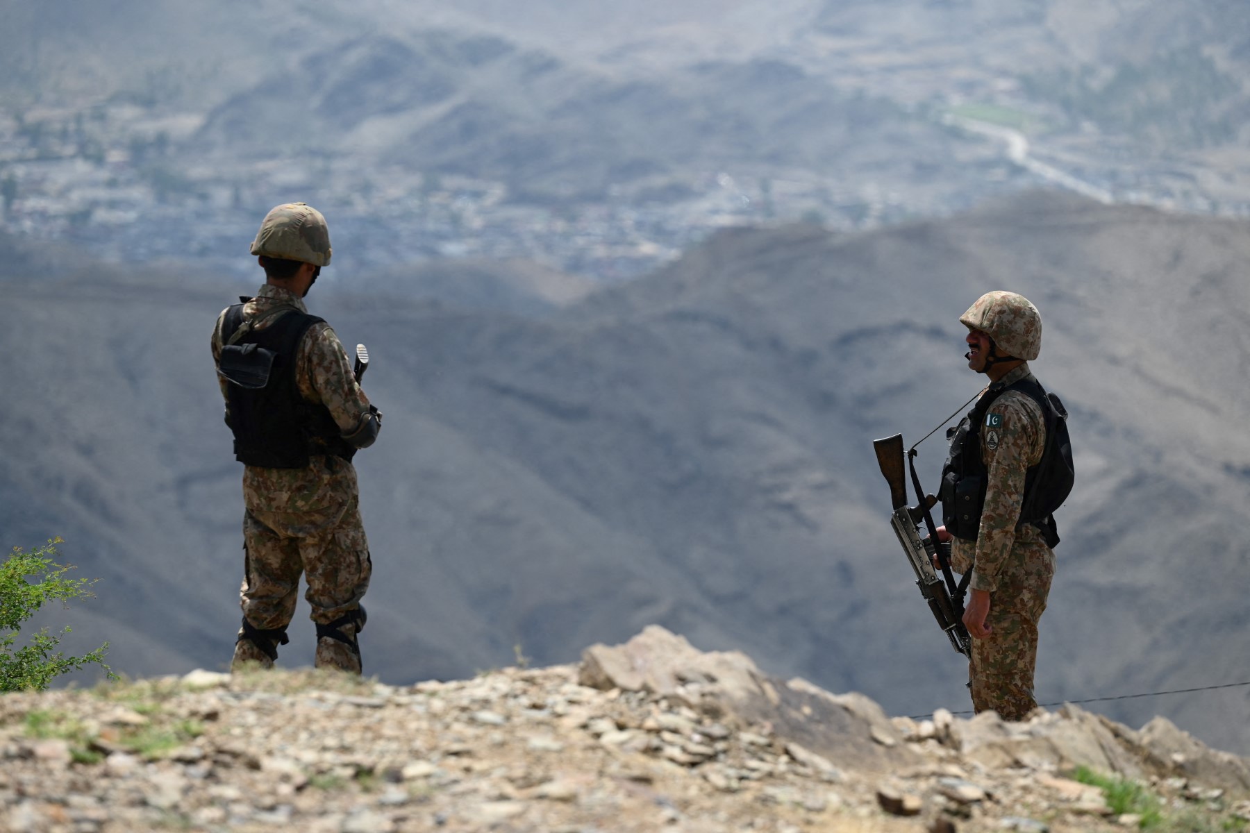 Pakistan Afghanistan Border Soldiers.jpg