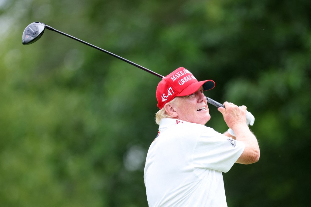 trump playing golf.jpg trump playing golf.jpg