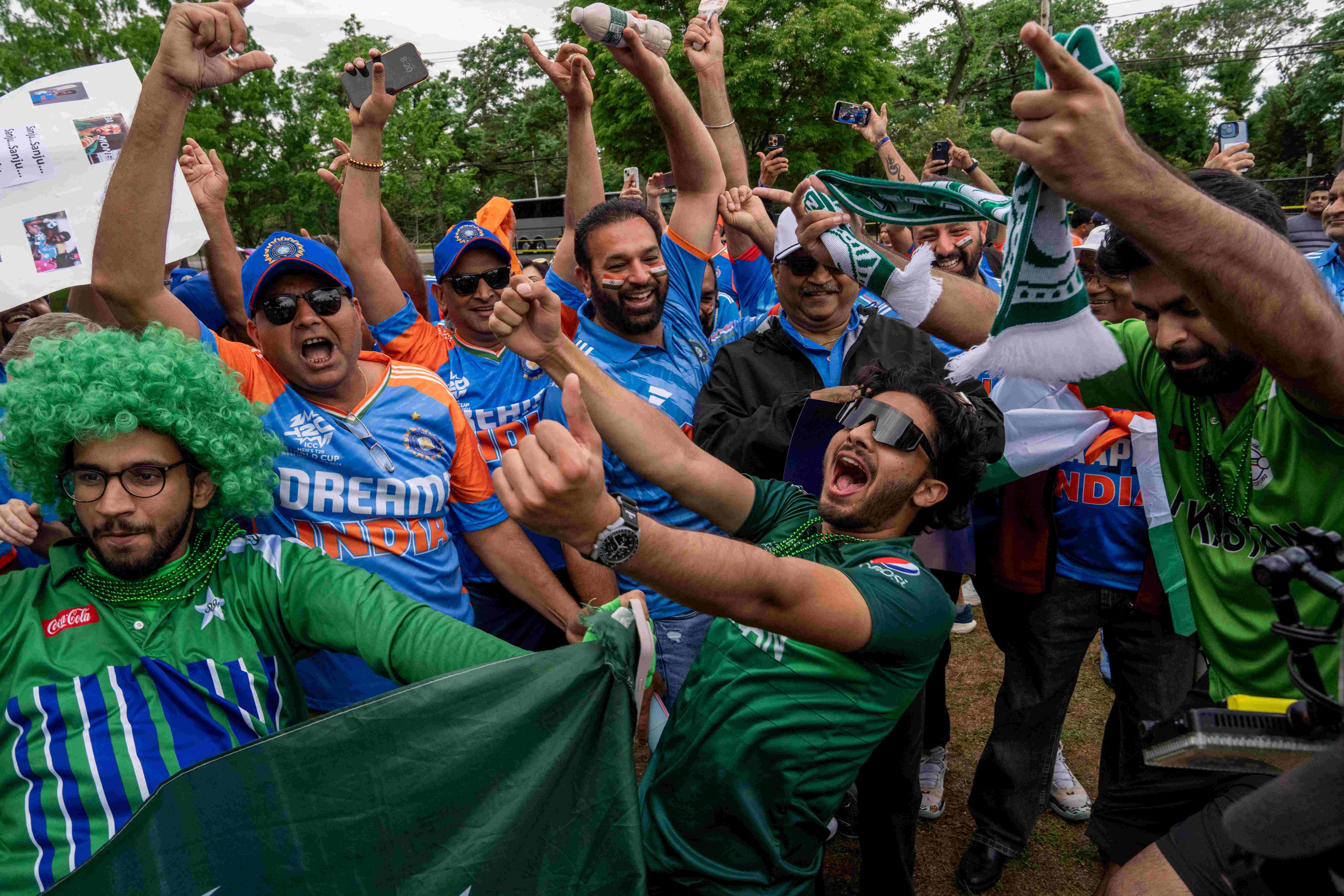 pakistan India cricket fans.jpg