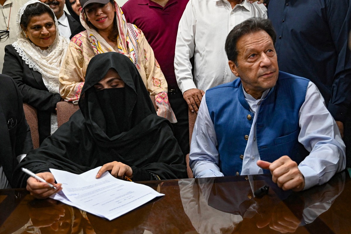 Imran Khan Bushra Bibi.jpg