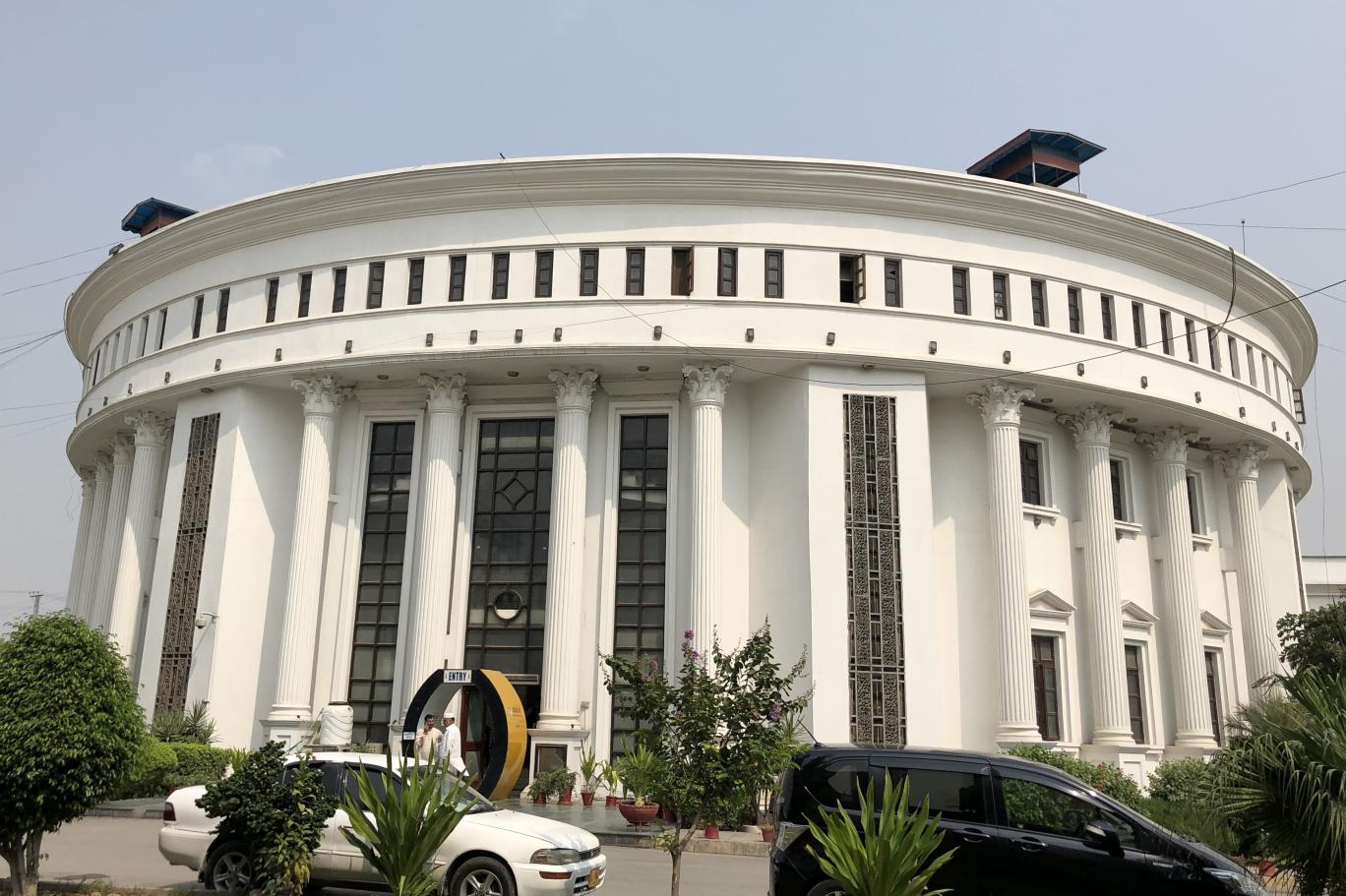 خیبرپختونخوا: سرکاری ملازمین کی غیرملکیوں سے شادی کے قانون میں نیا کیا؟