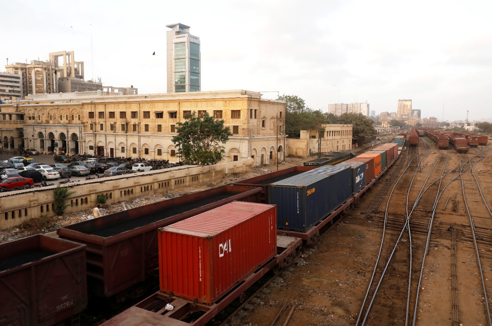 پاکستان ریلویز کی ’پہلی بار‘ مال گاڑی کے ذریعے نئی گاڑیوں کی ترسیل کی تیاریاں