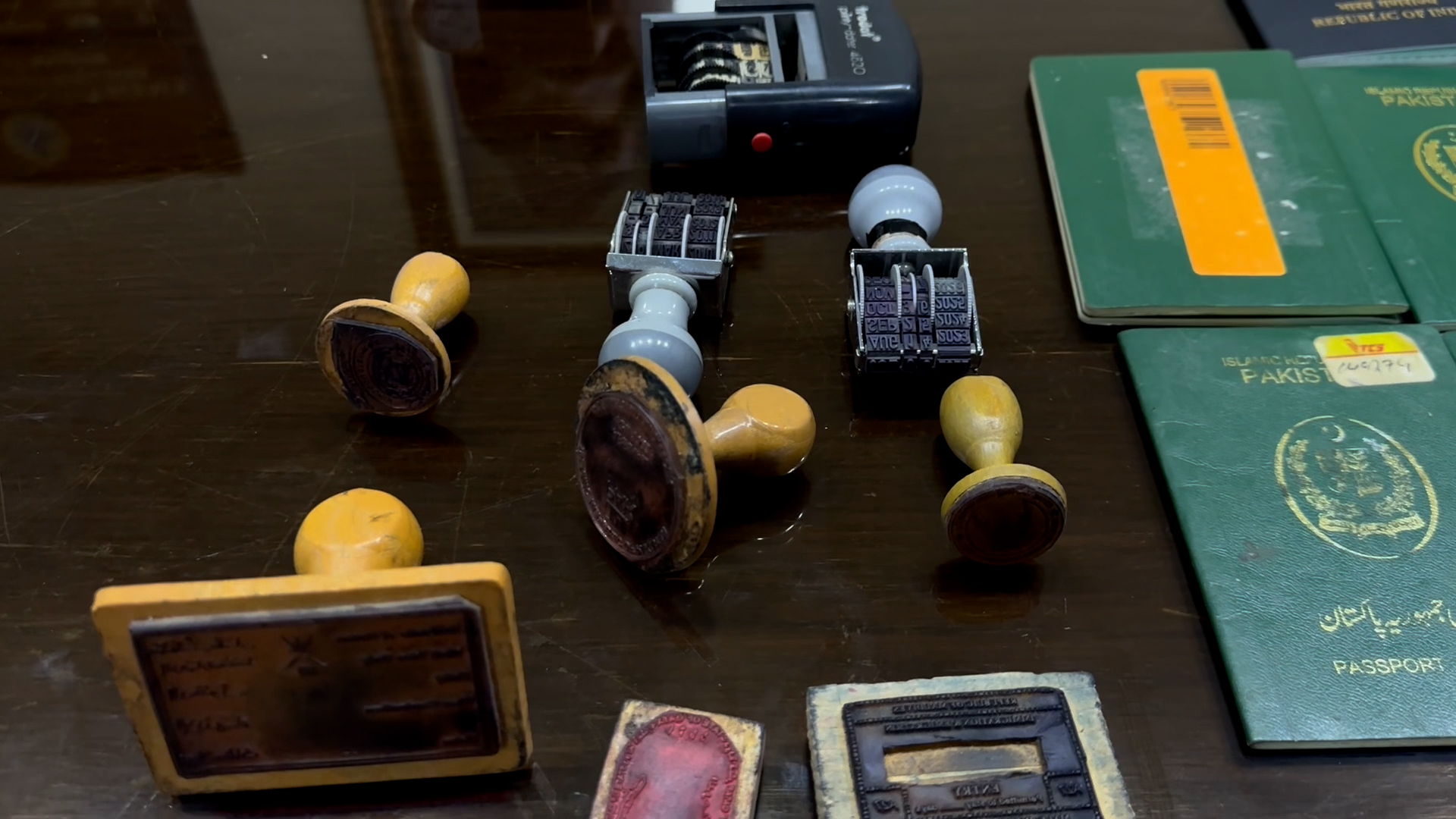 کراچی: جعلی امیگریشن سٹیمپس کی ’خفیہ لیب‘ بے نقاب