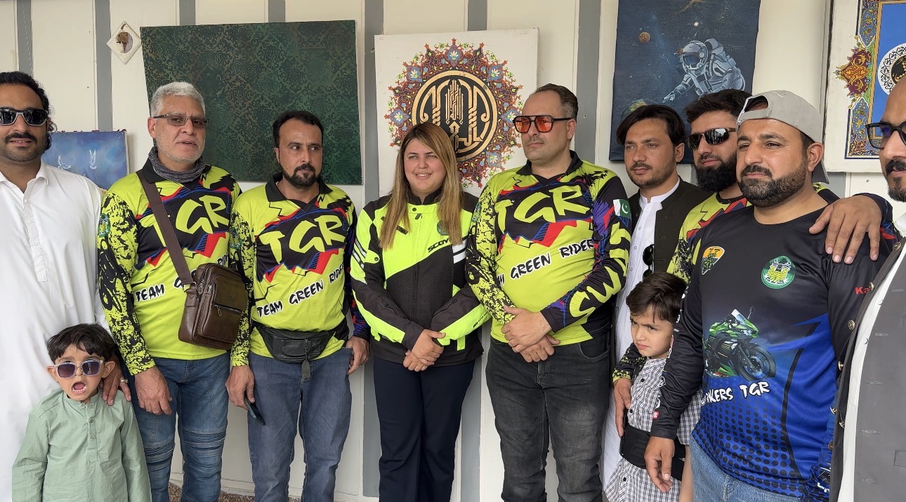 مانچسٹر سے سوات تک: خاتون بائیکر کا 36 دنوں پر محیط منفرد سفر