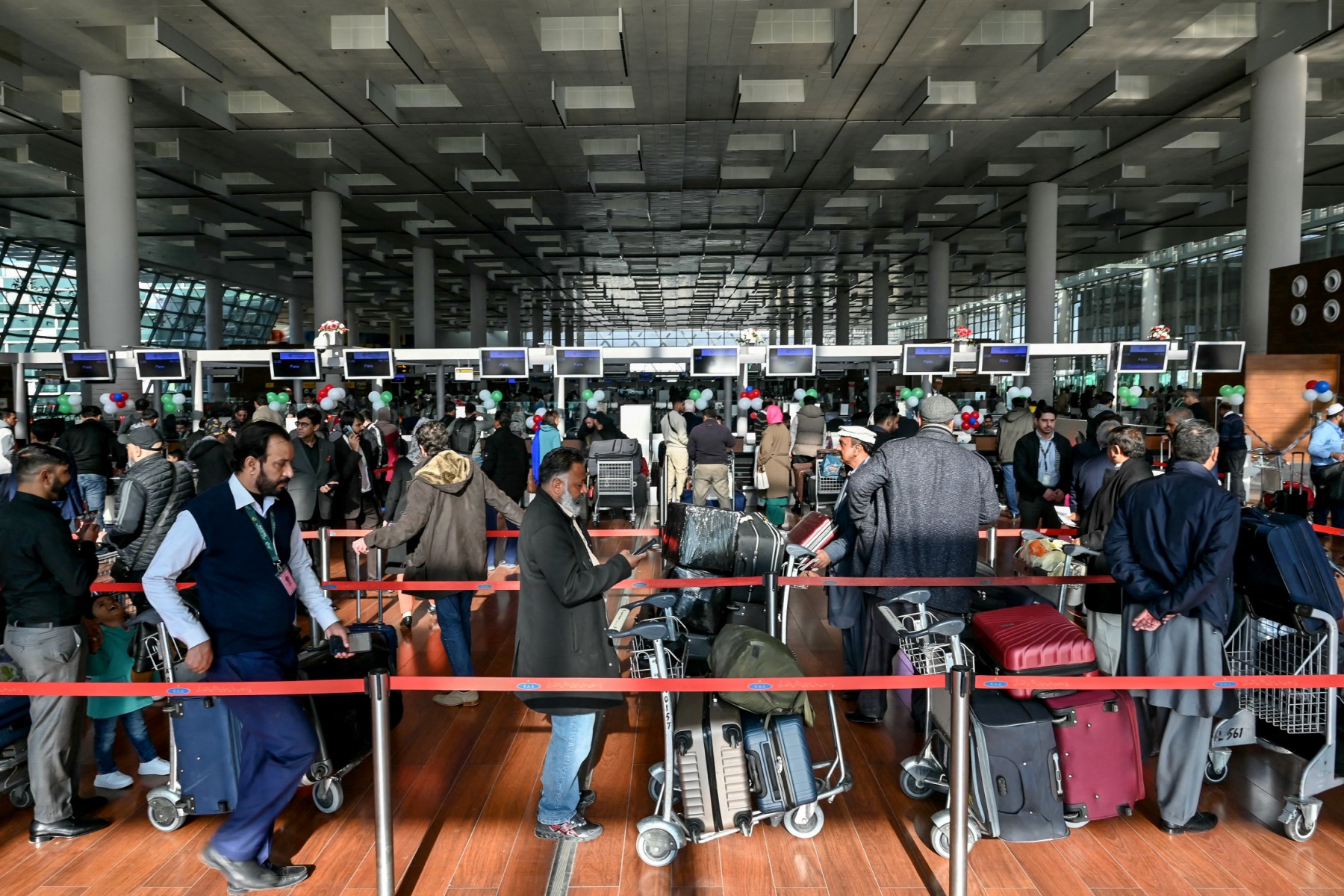 پاکستانی پاسپورٹ اجرا سروسز بحال، مسئلہ ’فنی خرابی‘ یا ’عملے کی تنخواہوں میں تاخیر؟‘