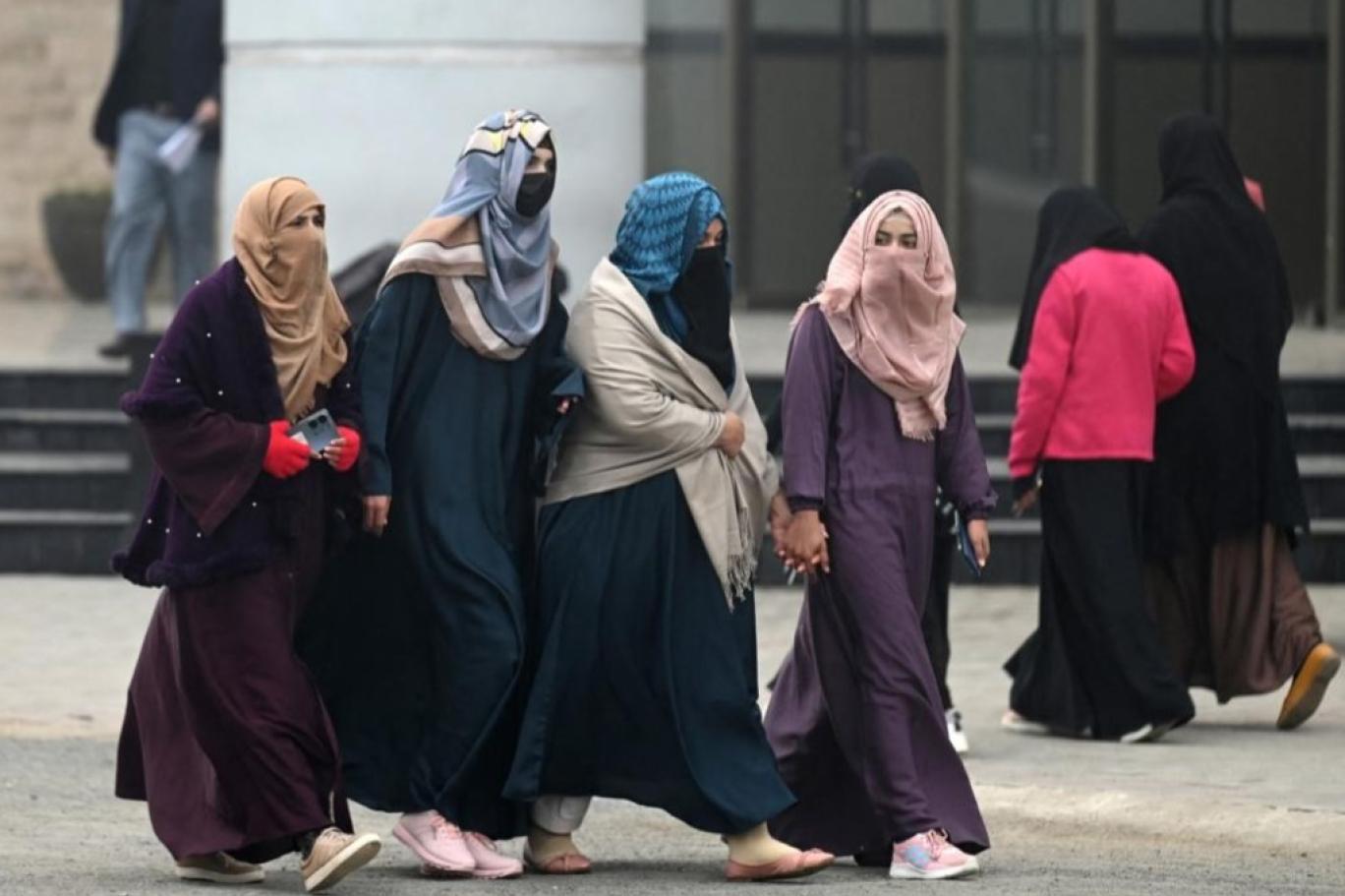 پروفیسرز طالب علموں کو عملی کام کیوں نہیں سکھاتے؟