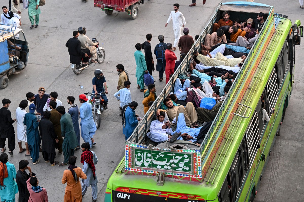 بس ہوسٹس کی عید اور ہماری پرفیکٹ زندگی کی ان تھک مبارکیں