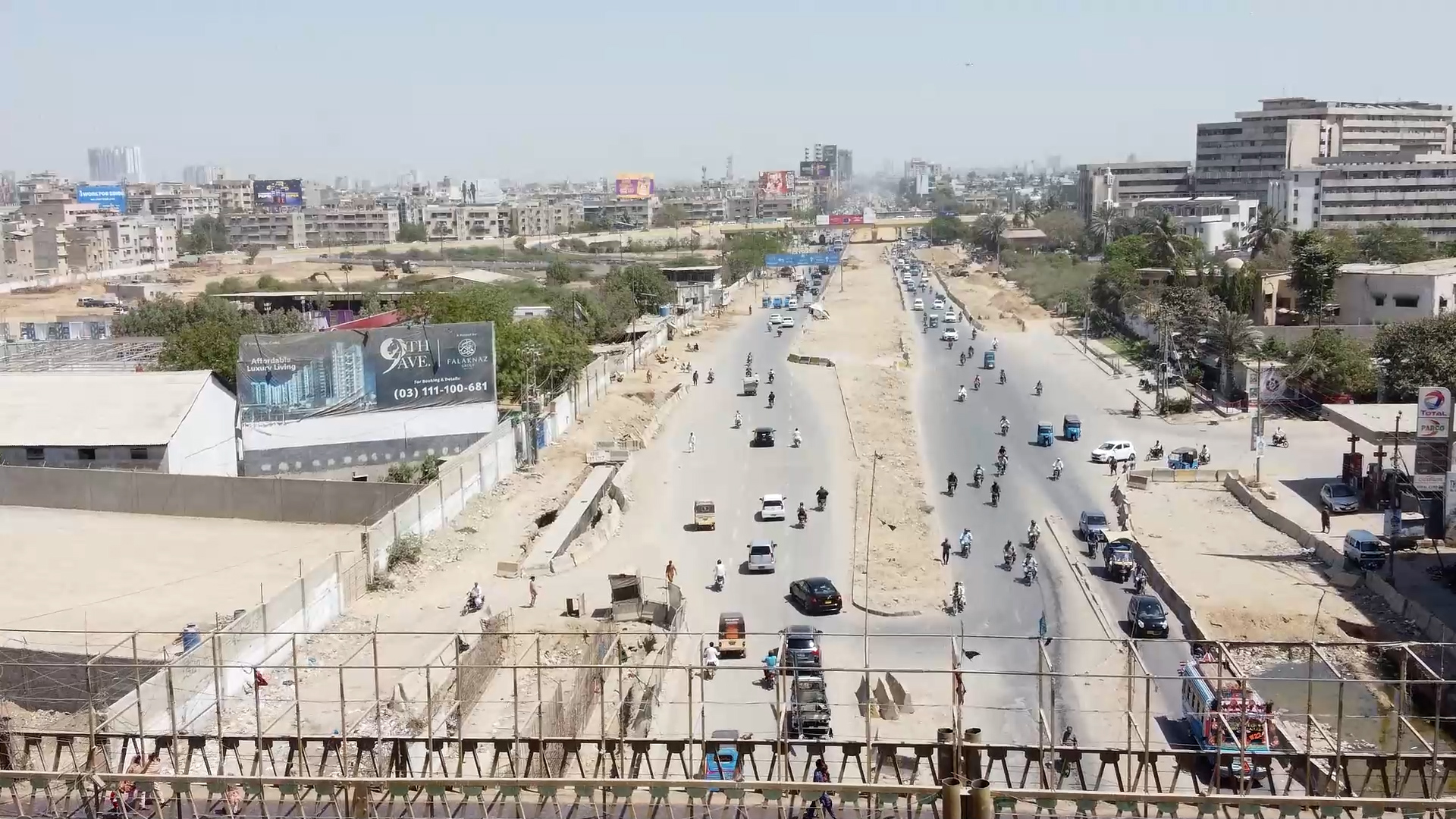 کراچی: ٹوٹی پھوٹی سڑکوں پر فیس لیس ٹریفک چالان کا سسٹم کیسے چلے گا؟