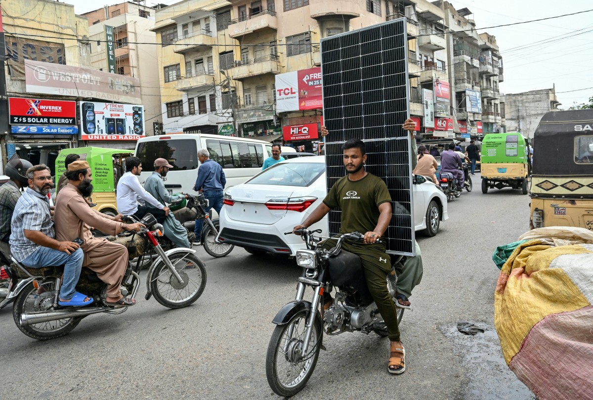 بجٹ میں ٹیکس بڑھنے کی خبریں، سولر پینلز مہنگے ہو گ