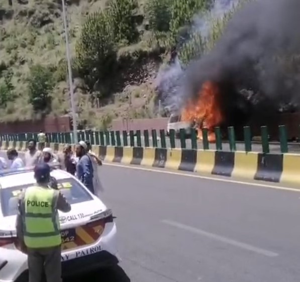 مری ایکسپریس وے پر مسافر وین میں آتشزدگی سے 4 اموات: ریسکیو 