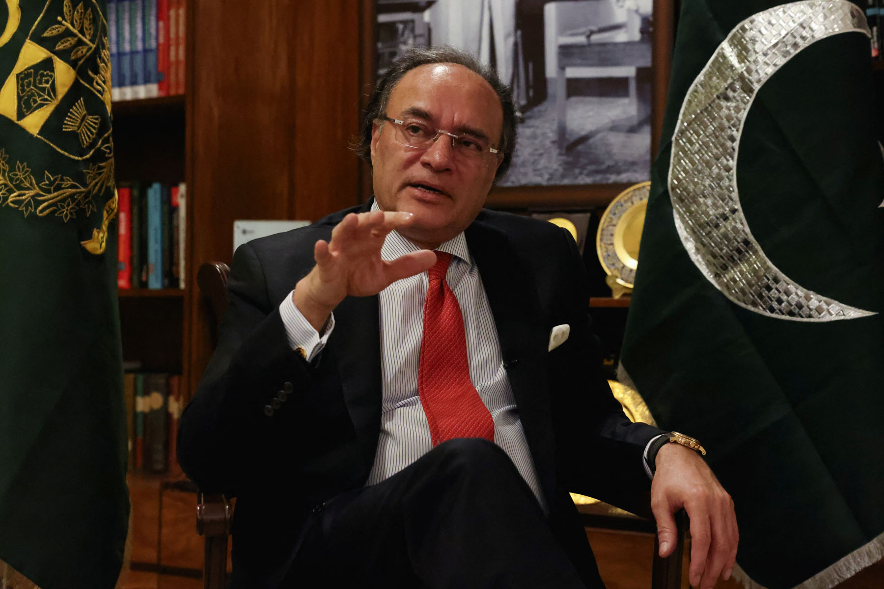 Pakistan Aims to Revise Budget Targets Amid Optimism Over Iran Deal