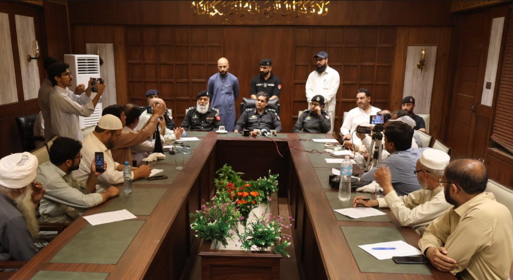 مردان: پولیس اہلکار نے ’سخت عقائد‘ پر گردوارے کے نگران سکھ جوڑے کو قتل کیا