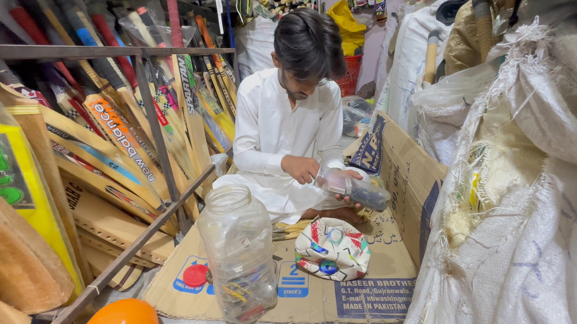 پشاور کی ورکشاپ جہاں پھٹے پرانے فٹ بال کو کھیلنے کے قابل بنایا جاتا ہے