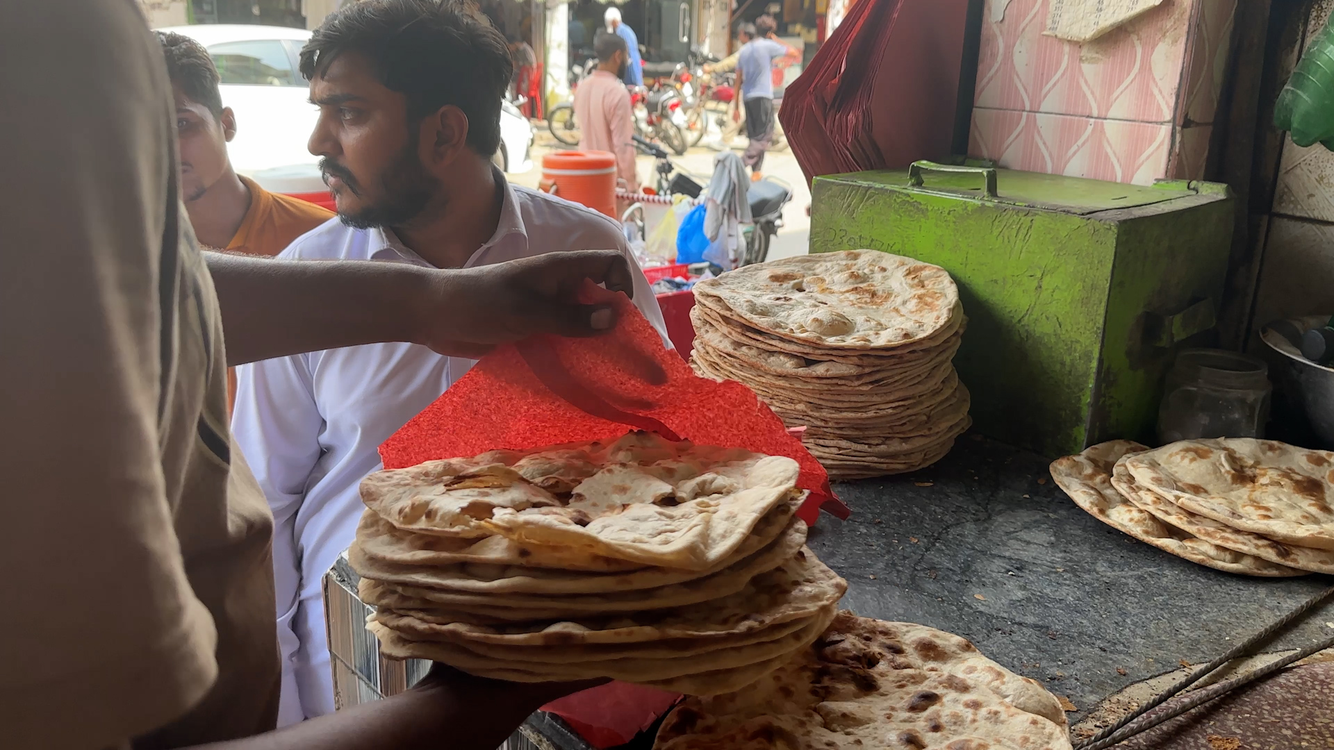 پنجاب: آٹے اور گندم کی قیمتوں میں اضافے سے روٹی مہنگی
