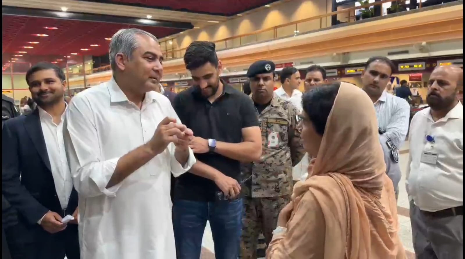 امیگریشن پر کتنا وقت لگتا ہے؟ لاہور ایئرپورٹ پر محسن نقوی اور مسافروں کے درمیان گفتگو