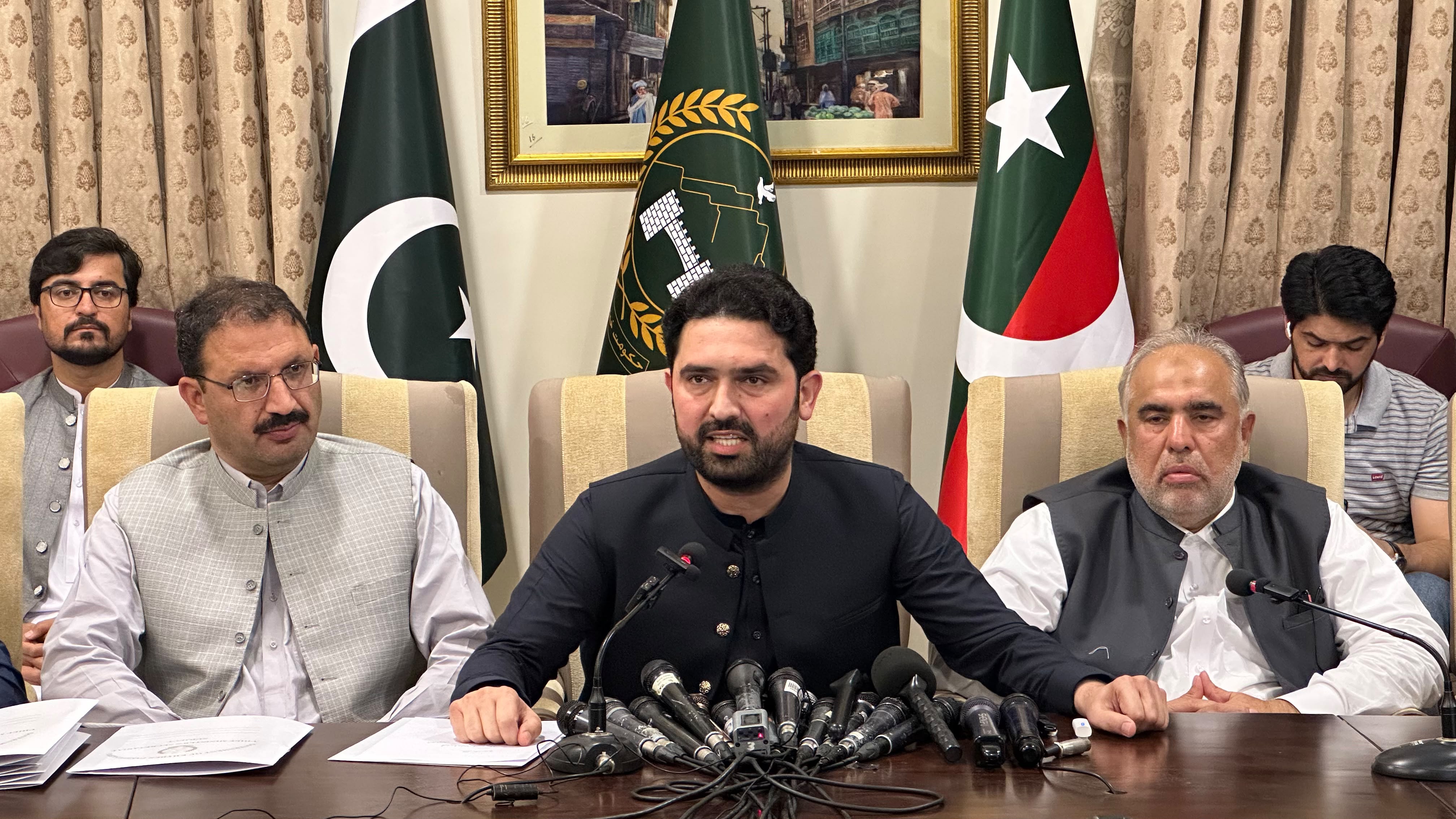 عمران خان کو اہل خانہ سے ملنے دیا جائے تاکہ بلڈ پریشر، بےچینی قابو میں رہے: سرکاری ڈاکٹرز