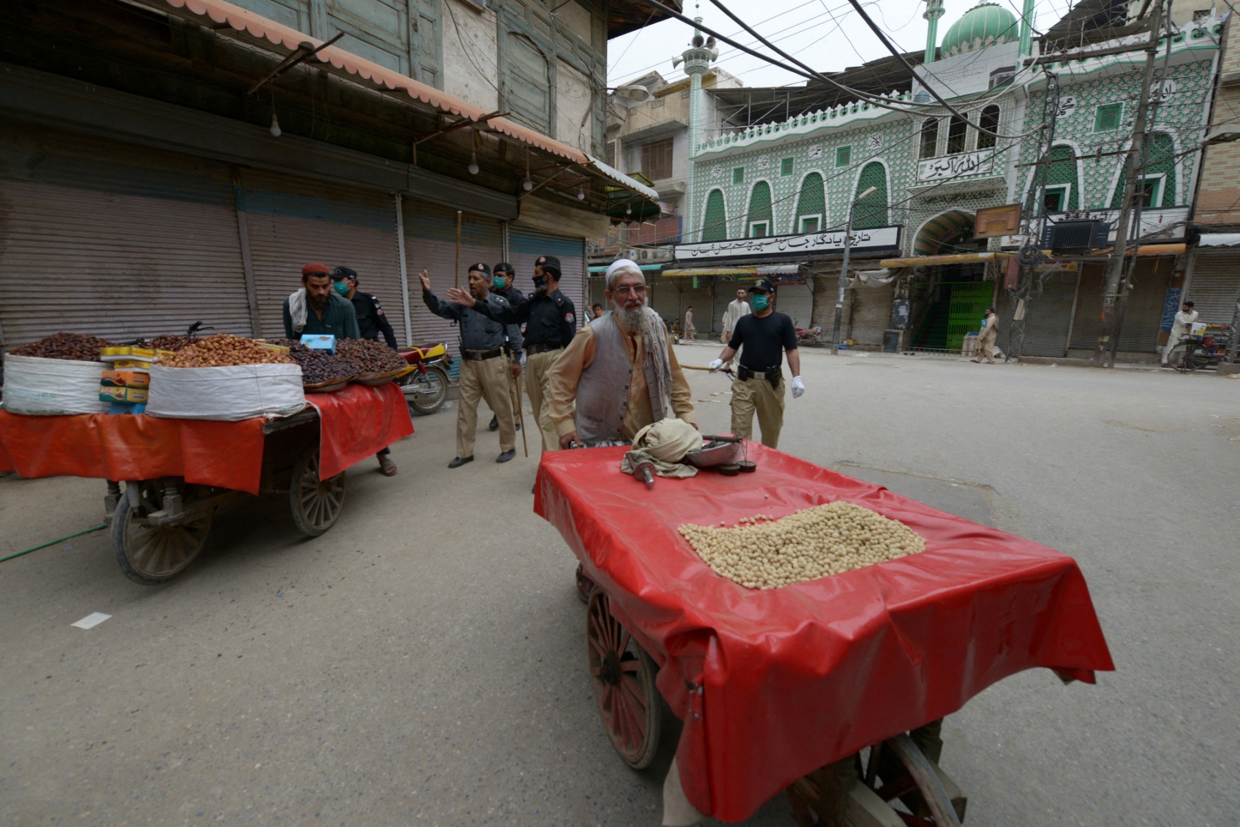 ’پکڑ دھکڑ نہیں ہو گی‘: خیبرپختونخوا میں ریڑھی بانوں کے تحفظ کا قانون