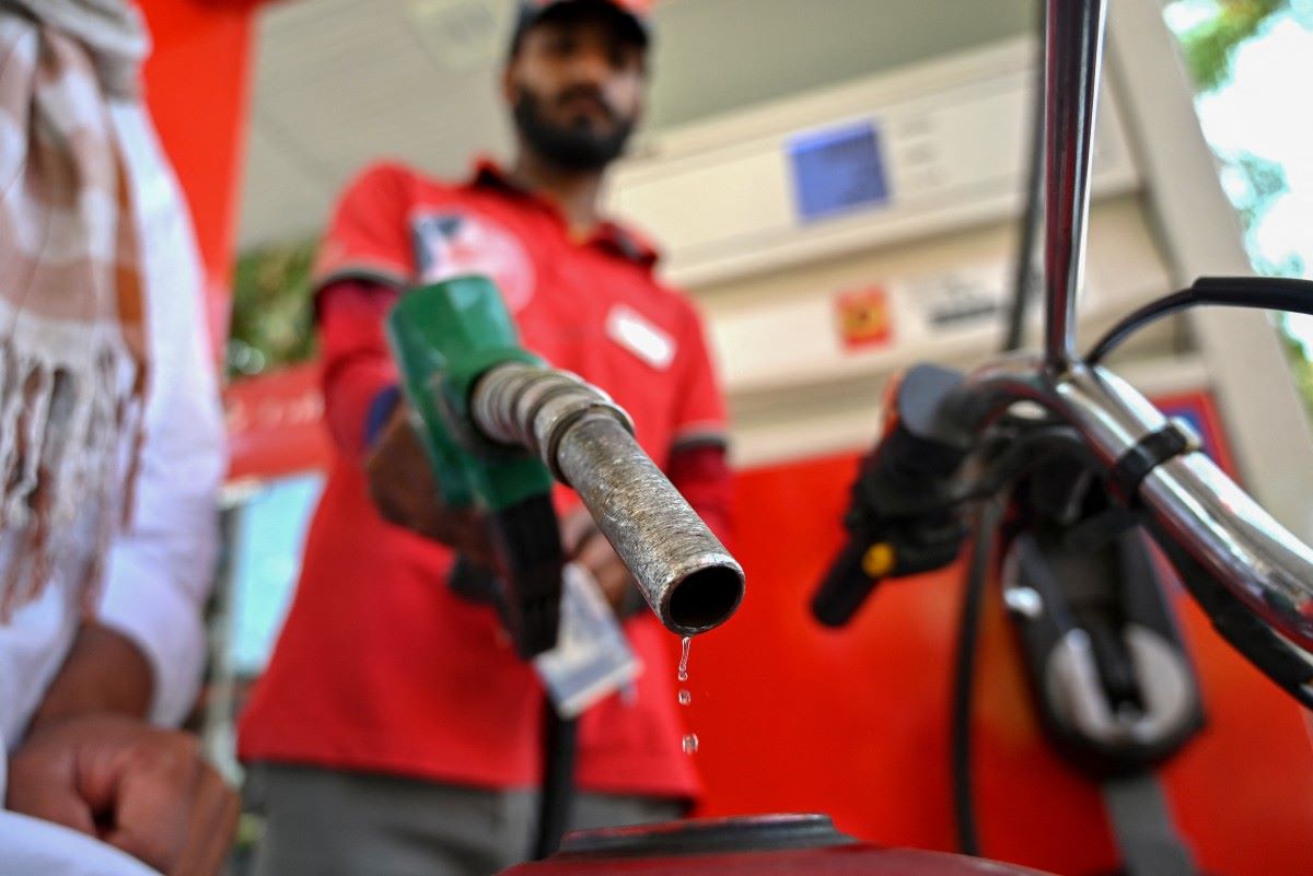 پاکستان: ڈیزل کی قیمتوں میں 30 سے 32 روپے کمی متوقع