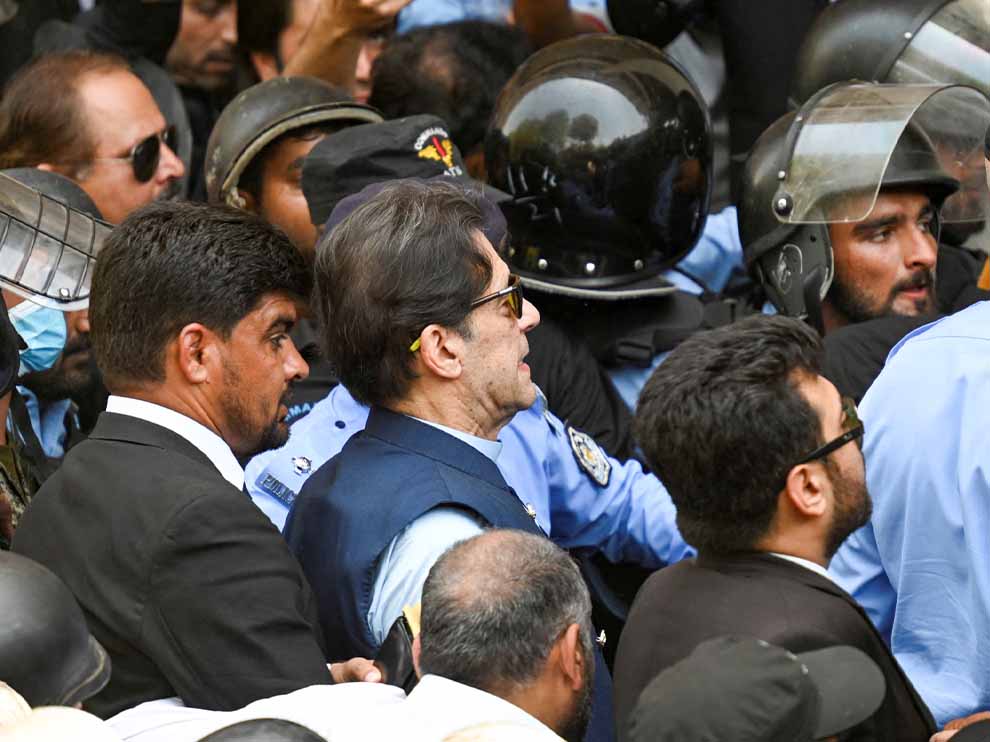 Imran Khan Court Police.jpg Imran Khan Court Police.jpg
