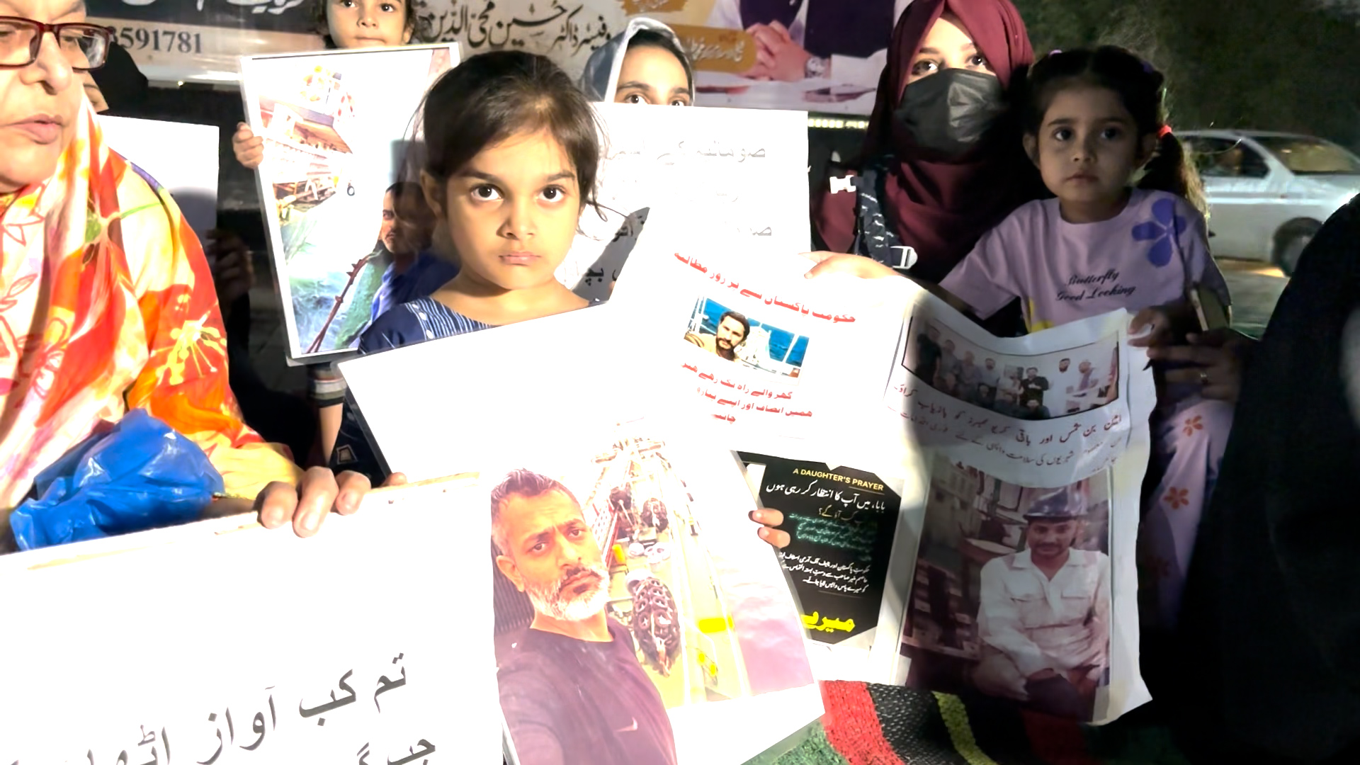 ’پاپا کب آئیں گے؟‘ صومالی قزاقوں کے ہاتھوں یرغمال پاکستانیوں کے اہلخانہ کا احتجاج