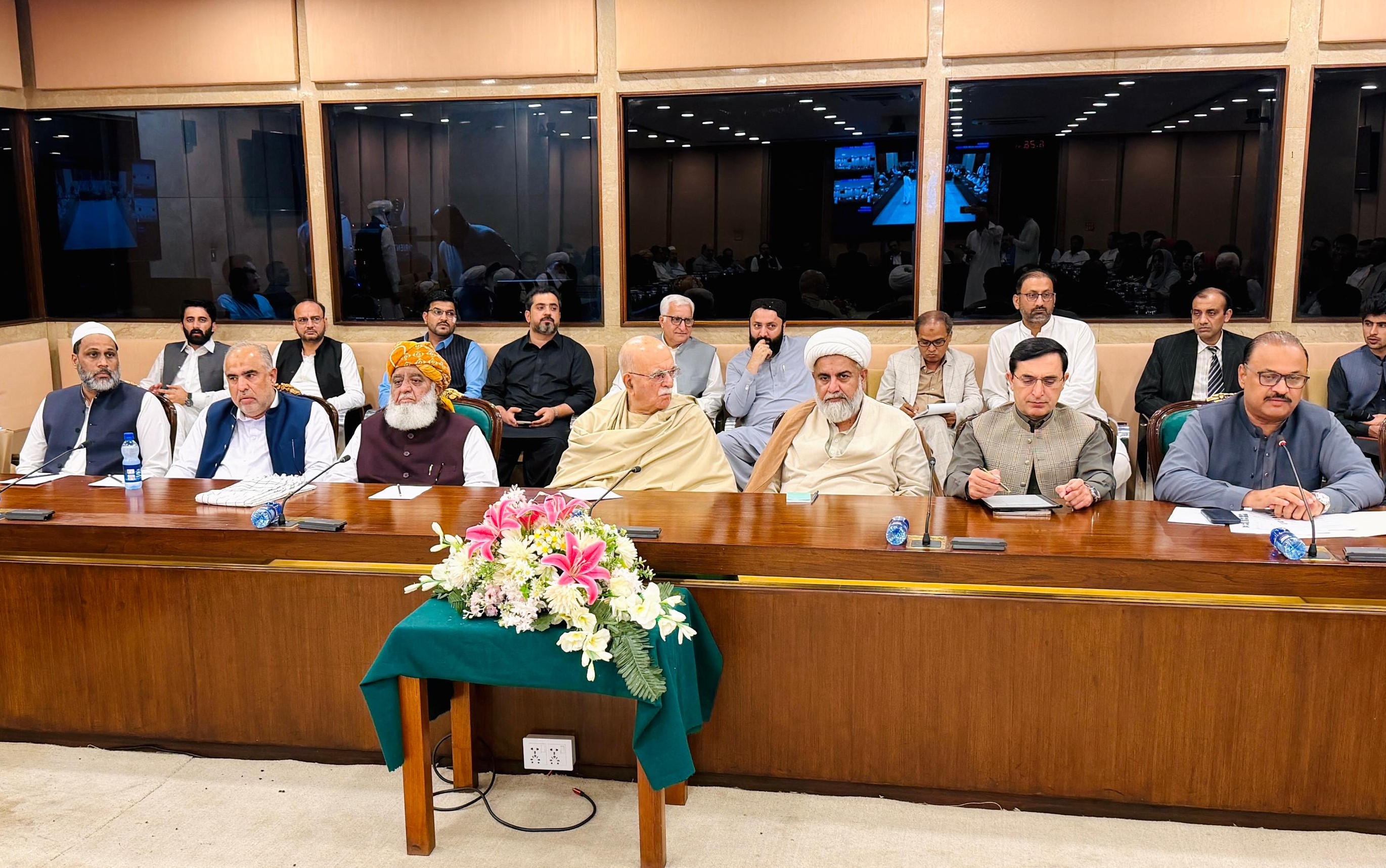 پارلیمان میں ساتھ، سیاست میں فاصلہ؟ پی ٹی آئی اور جے یو آئی میں تعاون کہاں تک پہنچا؟
