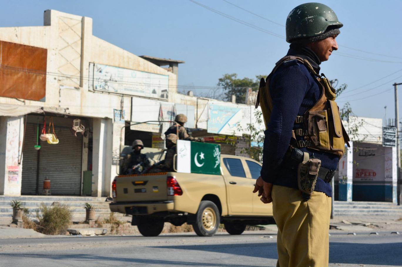 خیبرپختونخوا: دو کارروائیوں میں 10 عسکریت پسند، 6 اہلکار جان گئے