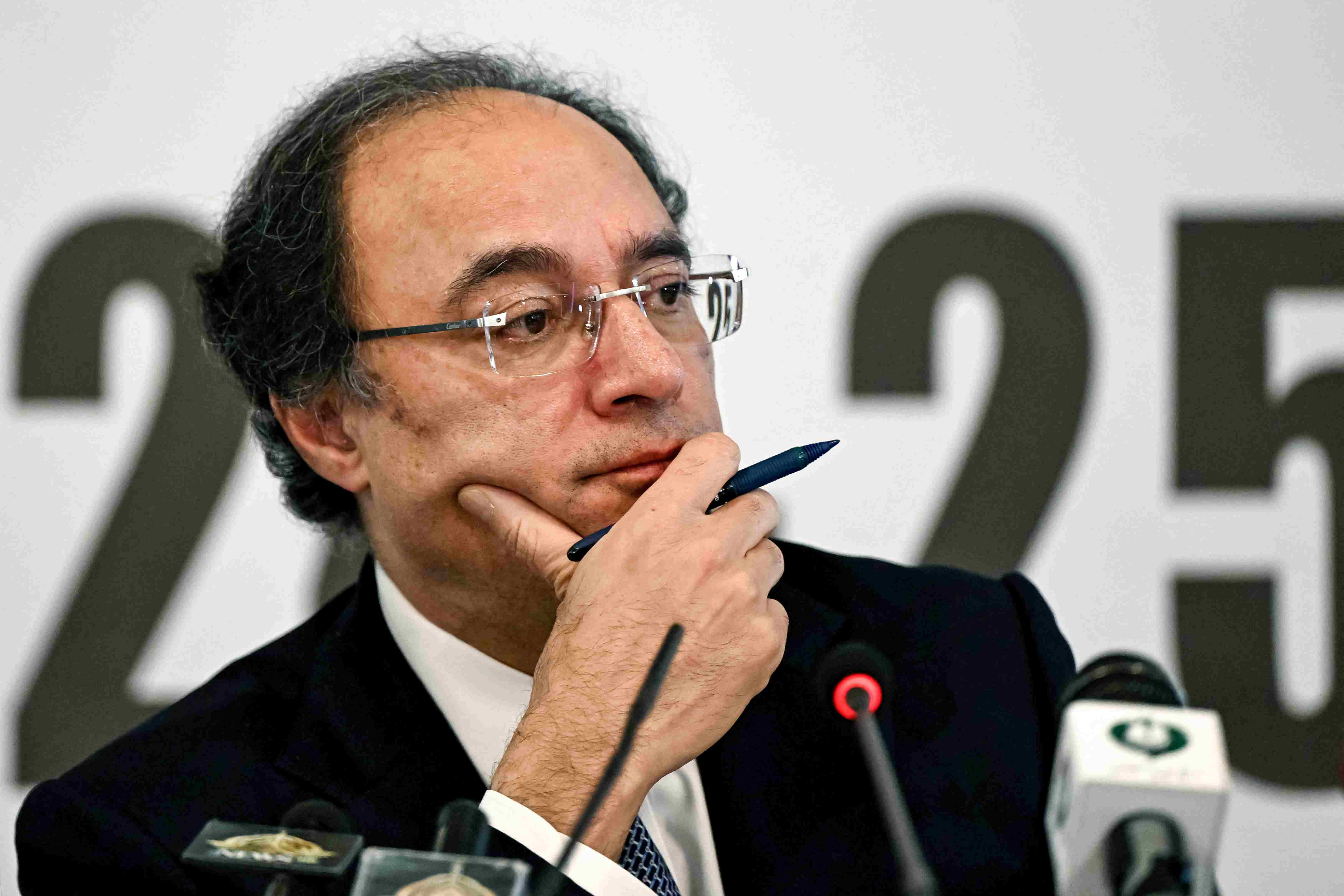 معاشی مشکلات کے درمیان دھرنے ’خود کو تکلیف‘ دینا ہو گی: میاں اورنگزیب
