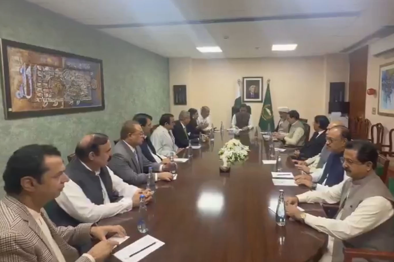 چار اکتوبر کا لانگ مارچ: حکومت اور پی ٹی آئی آج پھر مذاکرات کی میز پر