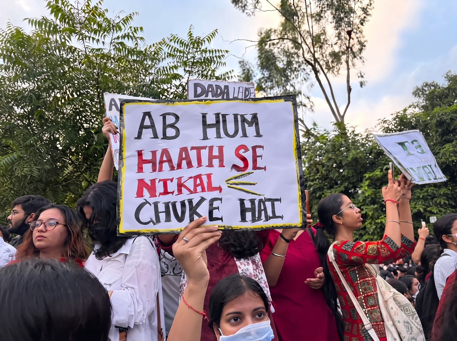 ’ایک کچوری، دو سموسہ‘: انڈیا میں خواتین طلبہ کے وائرل نعروں کی وجہ کیا؟
