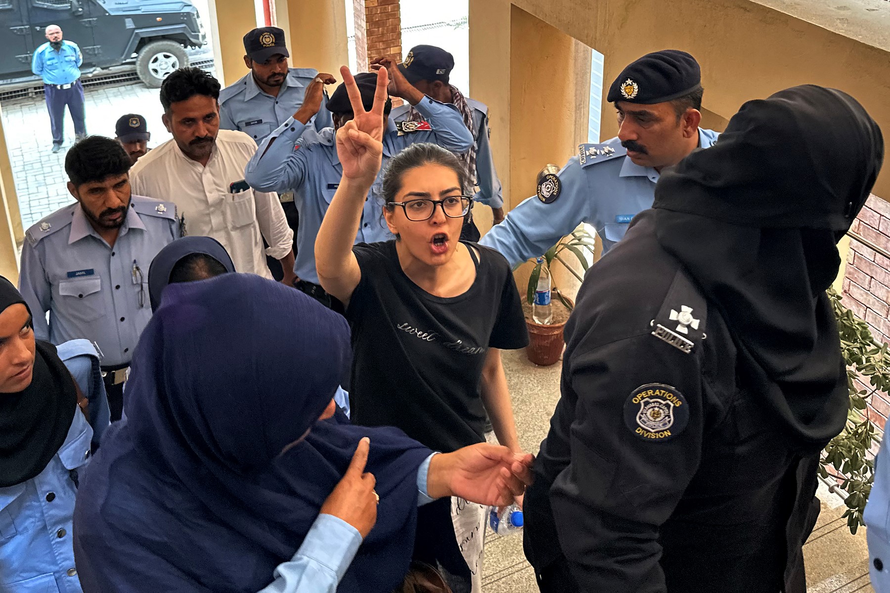 بیریئر ہٹانے کا کیس: وکلا کا بائیکاٹ، ایمان اور ہادی کی غیر موجودگی میں ٹرائل شروع