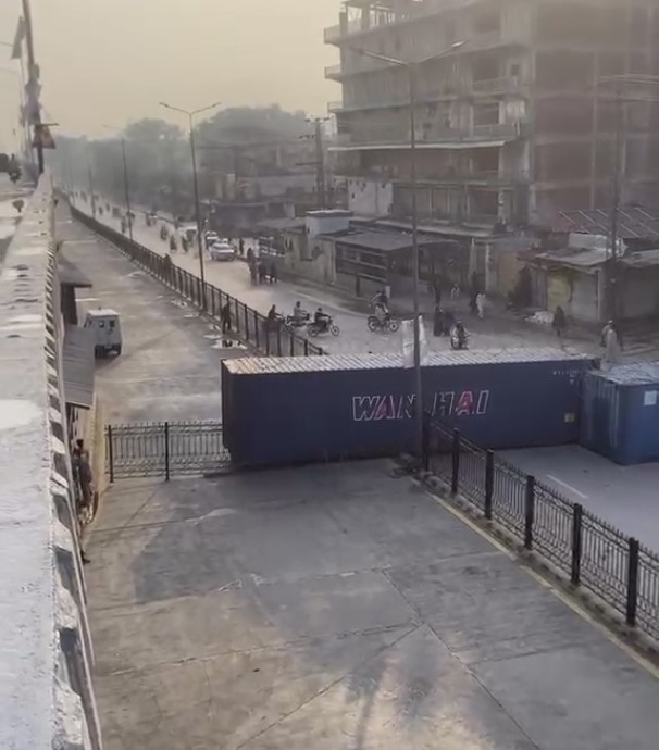 پشاور: کنٹنیرز لگا کر راستے بند، اراکین اسمبلی کی سکیورٹی واپس لے لی گئی
