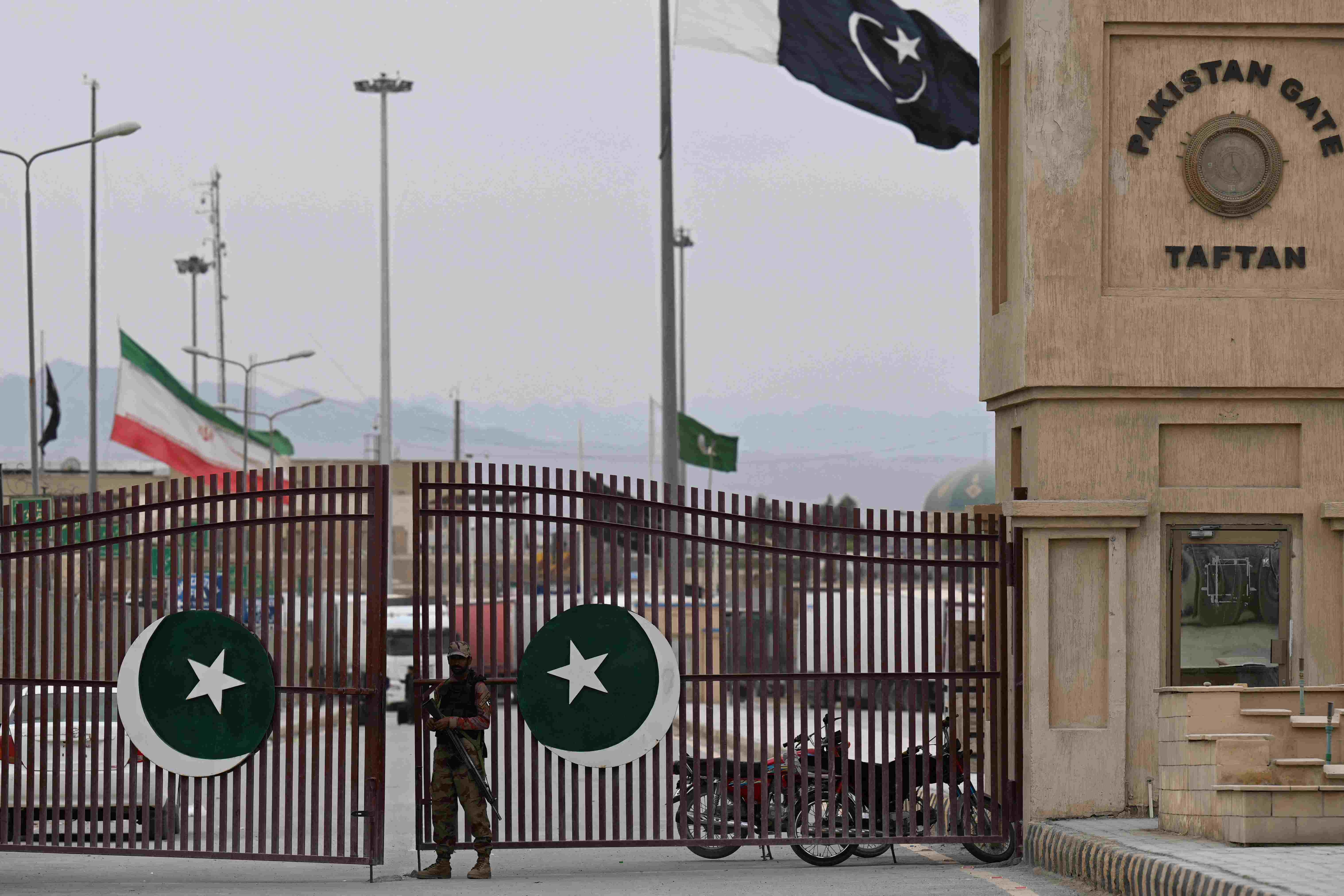 پاکستان اور ایران کے درمیان سرحدی گزرگاہیں بند، تجارتی سرگرمیاں معطل