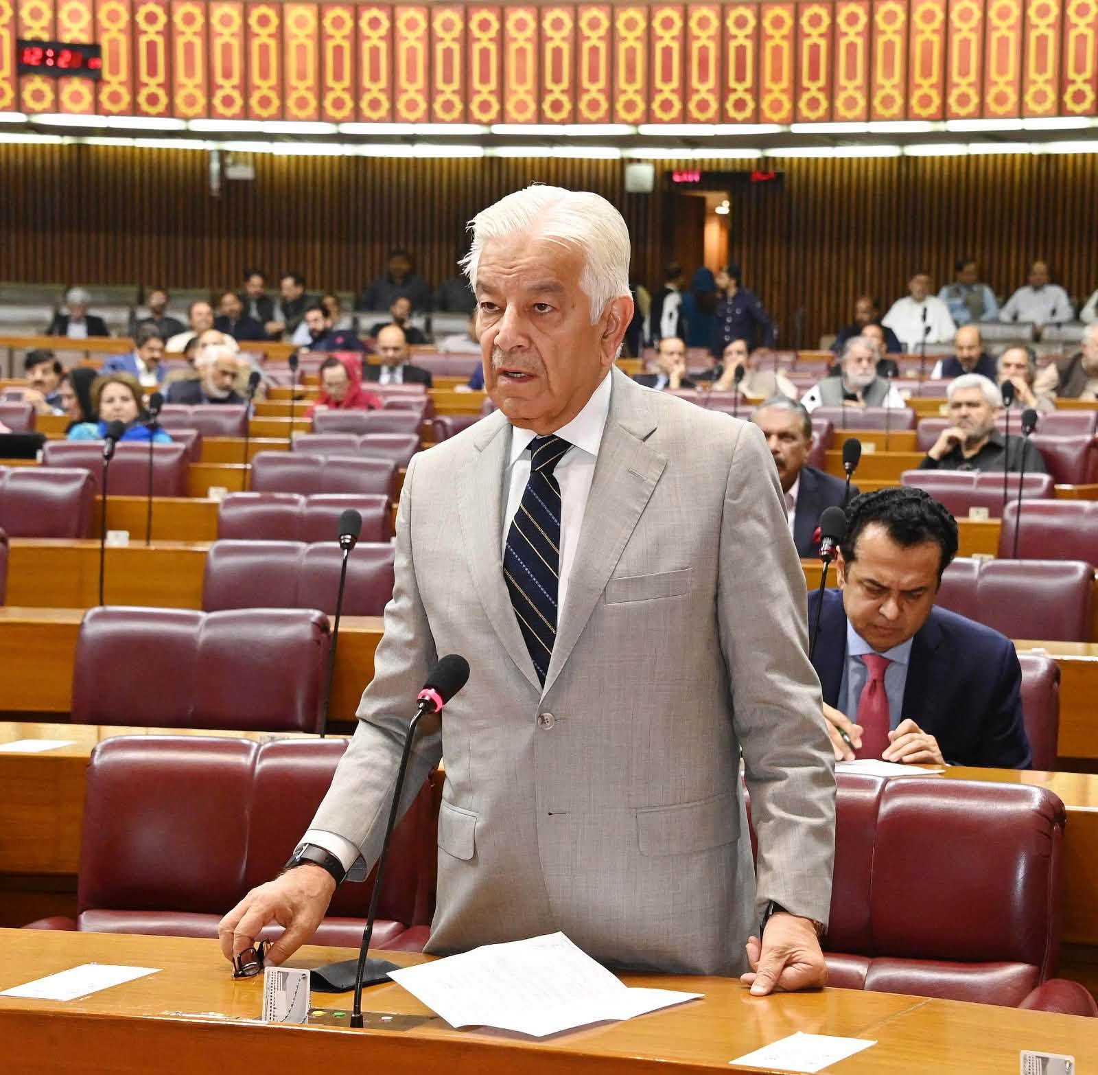 تہران میں جو ہوا وہ وزارت دفاع کا مینڈیٹ نہیں تھا: خواجہ آصف کا فضل الرحمن کو جواب