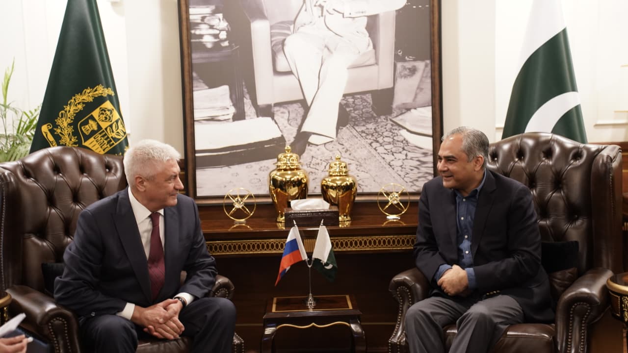 اسلام آباد میں وزیر داخلہ محسن نقوی اور روس کے ہم منصب ولادی میر کولاکولتسیف کے درمیان 14 اکتوبر 2026 کو بات چیت کا ایک منظر (وزارت داخلہ پاکستان)