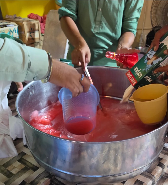 گردوارے کے باہر سبیل پر کچی لسی تقسیم کی جا رہی ہے۔