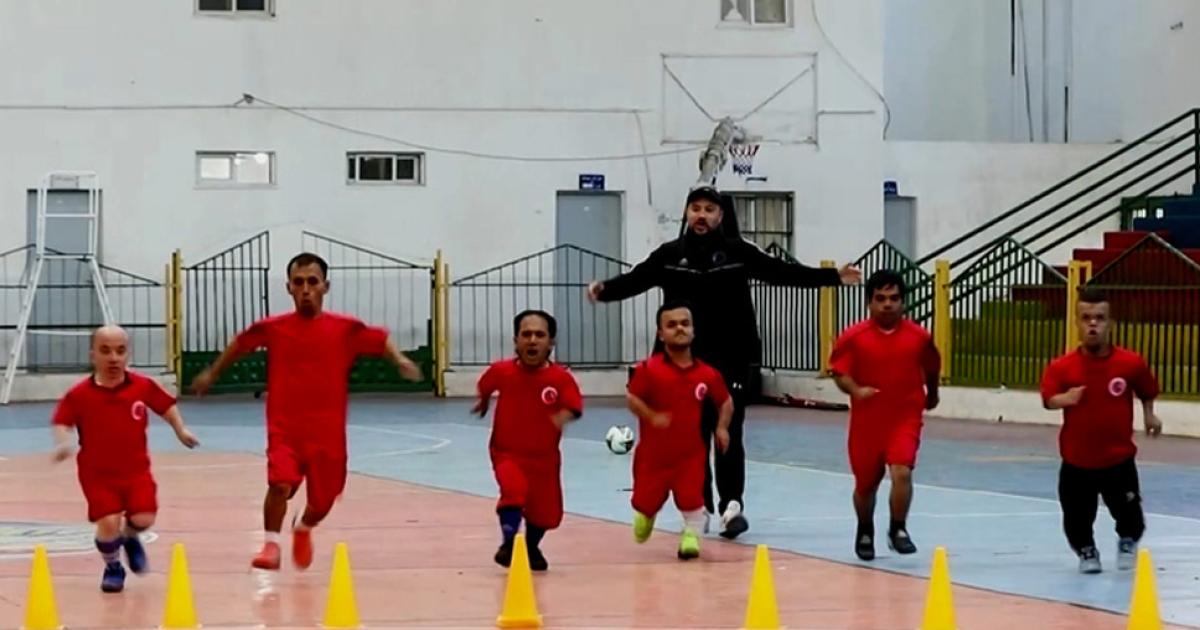 Petits footballeurs qui veulent rendre la Palestine célèbre