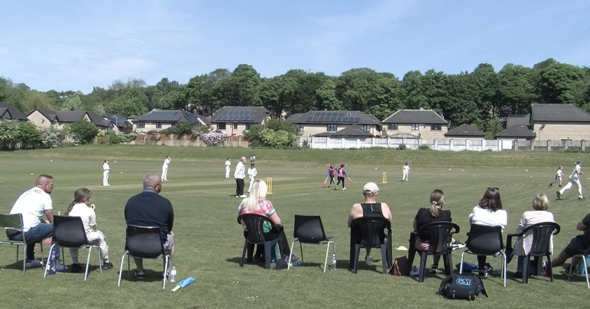 British Pakistanis feeding cricket to teenage players in Bradford