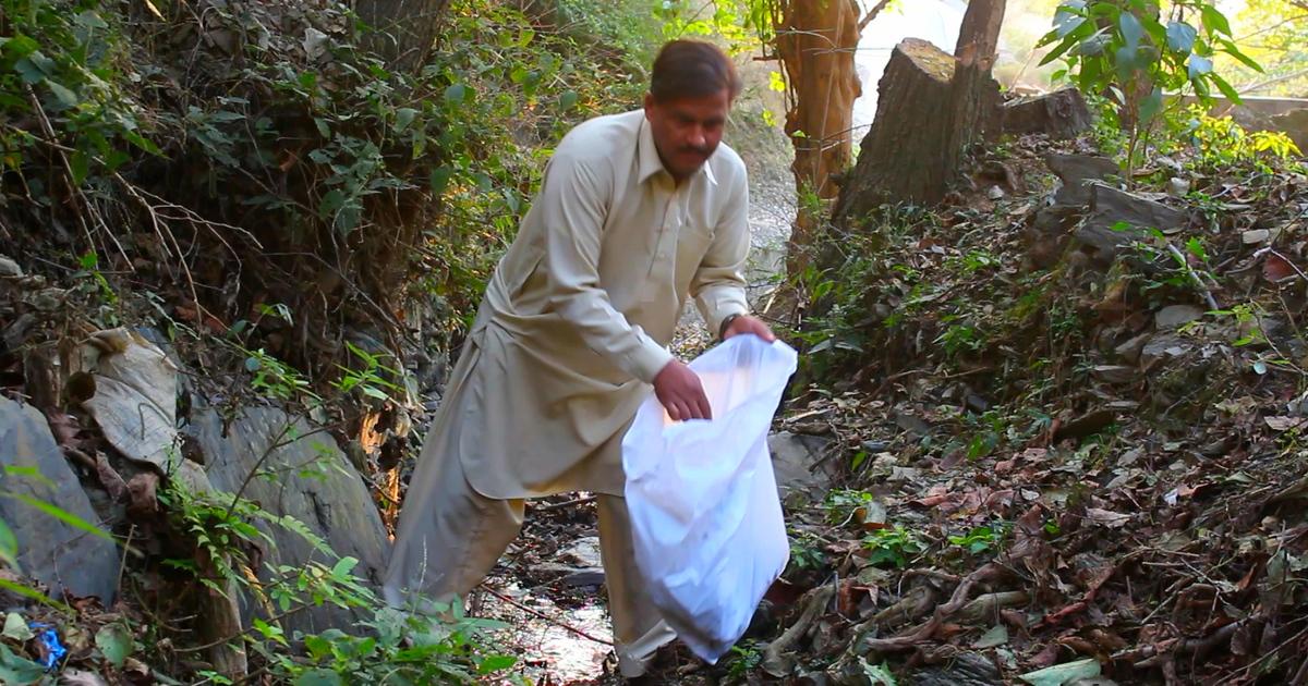 A Kashmiri youth who travels 12 kilometers to dump garbage