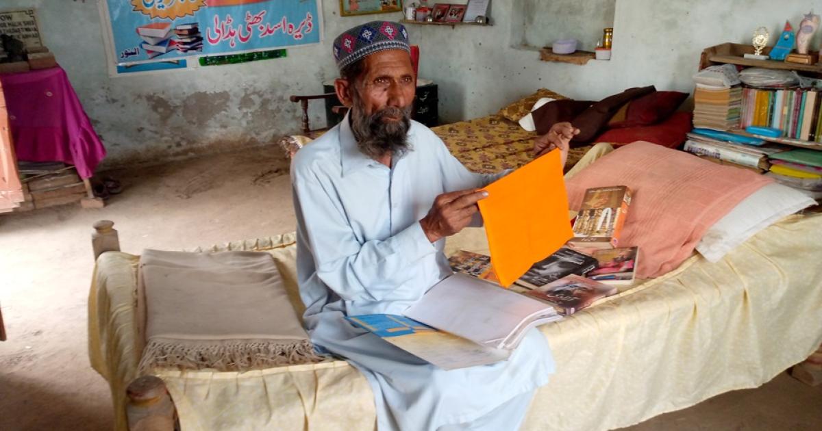 Pakistanis dealing with the belongings of Indian journalist Khushwant Singh