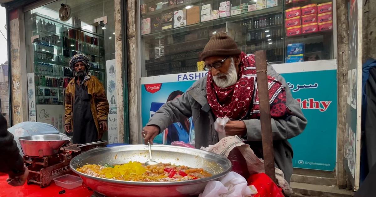 پشاور: 80 سالہ سائیں بابا کا مربہ جو ’افطاری تک سارا بک جاتا ہے ...