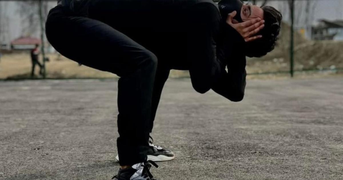 انڈین کشمیر کا لچکدار نوجوان، جو پورا جسم ٹینس کے ریکٹ میں سے گزار سکتا ہے